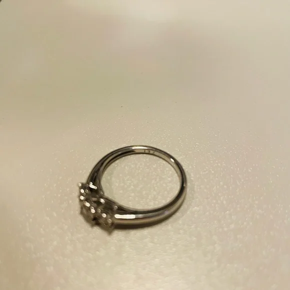 14 K white gold band with 3 diamonds size7 - Picture 2 of 3